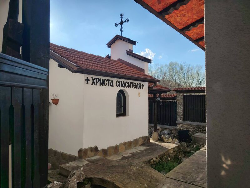 Малкият параклис „Христа Спасителя“ на територията на къщата