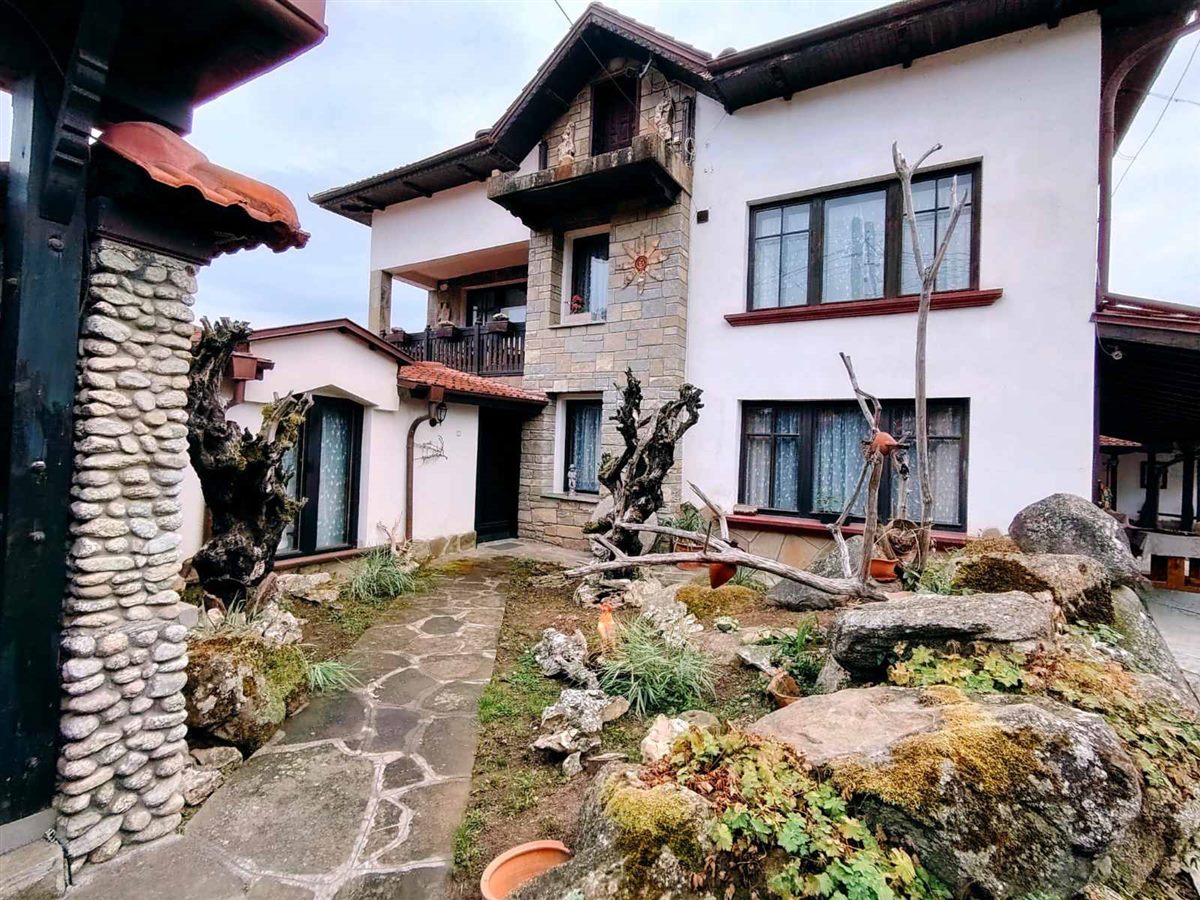 Каменната градина пред къщата за гости „Бащин дом“