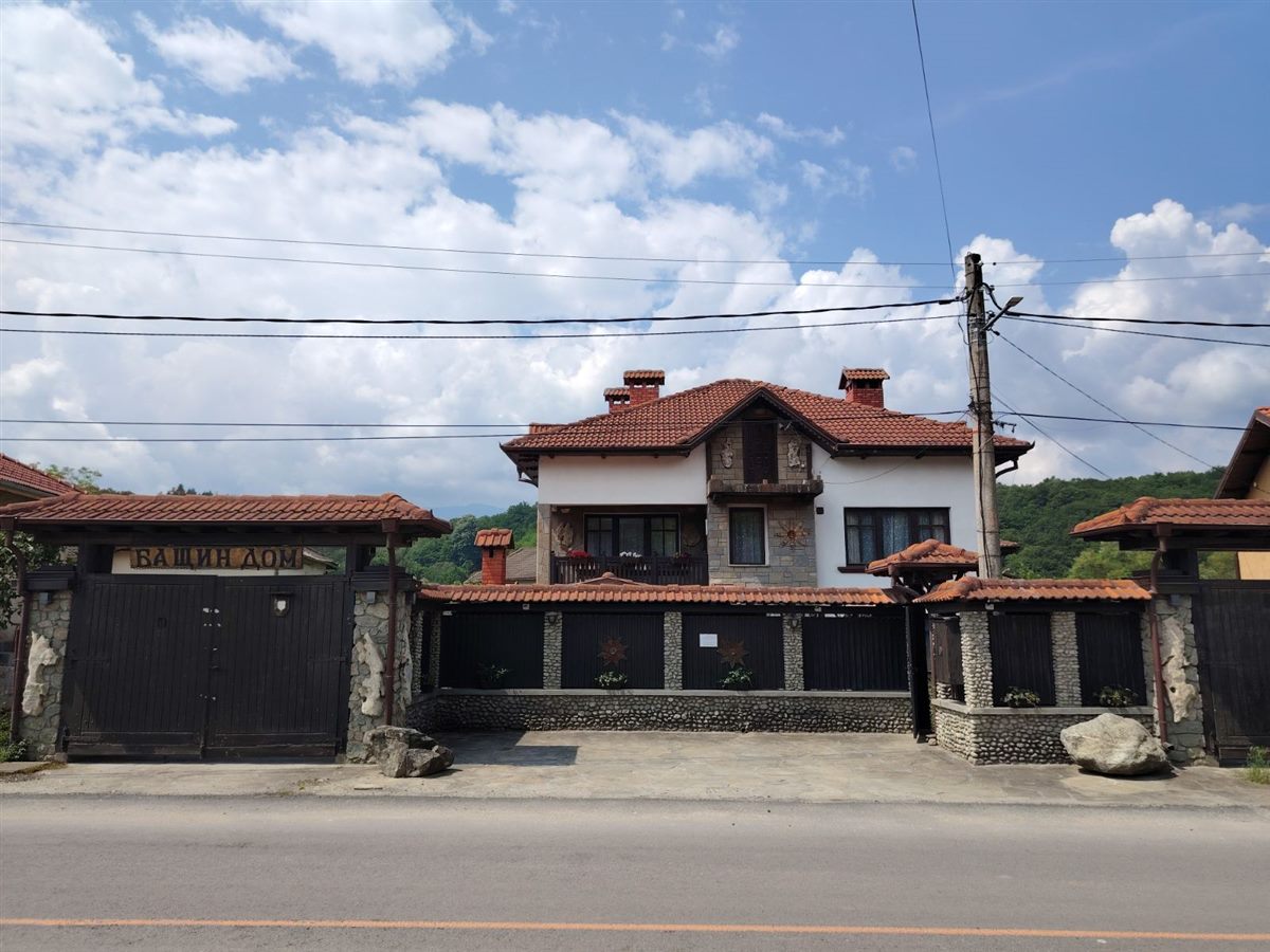 Портата и табелата на „Бащин дом“ откъм ул. „Васил Левски“