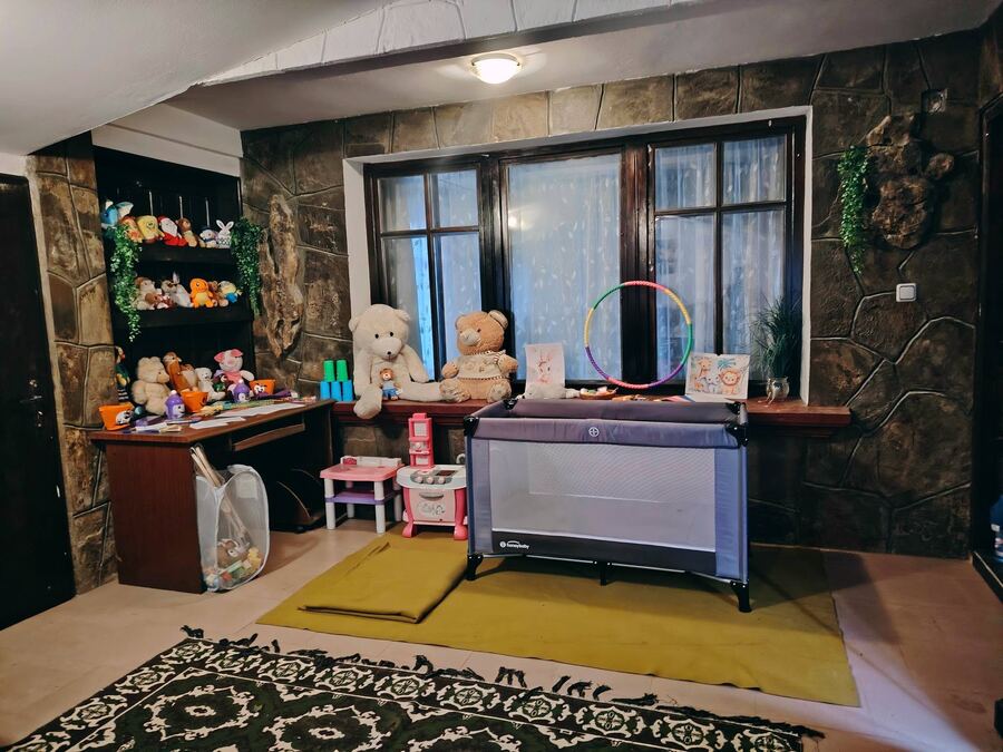 Кът за игра на закрито с играчки и детско креватче