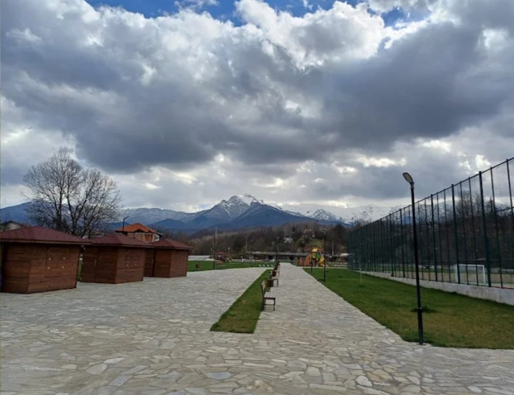 Паркът в кв. Острец с каменни алеи, игрище и изглед към Стара планина