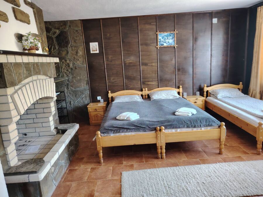Тройна стая с тъмна ламперия