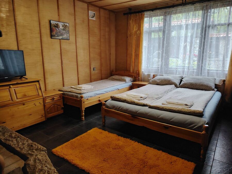 Тройна стая с камина и тъмна дървена ламперия