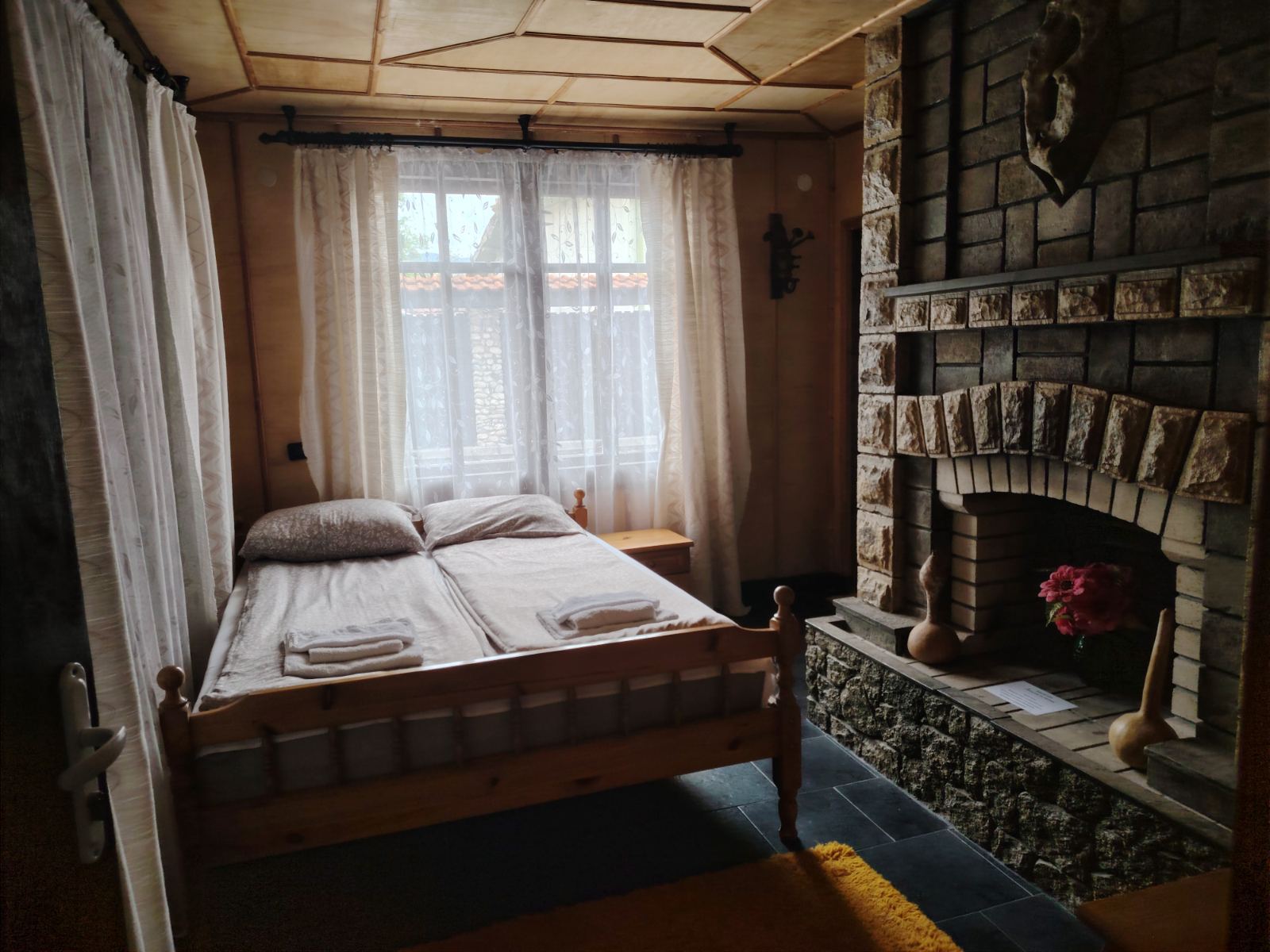 Двойна стая с камина от заоблен камък