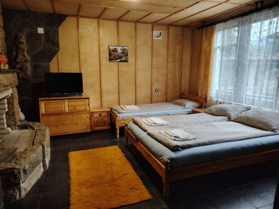 Тройна стая с камина, телевизор и оранжев килим