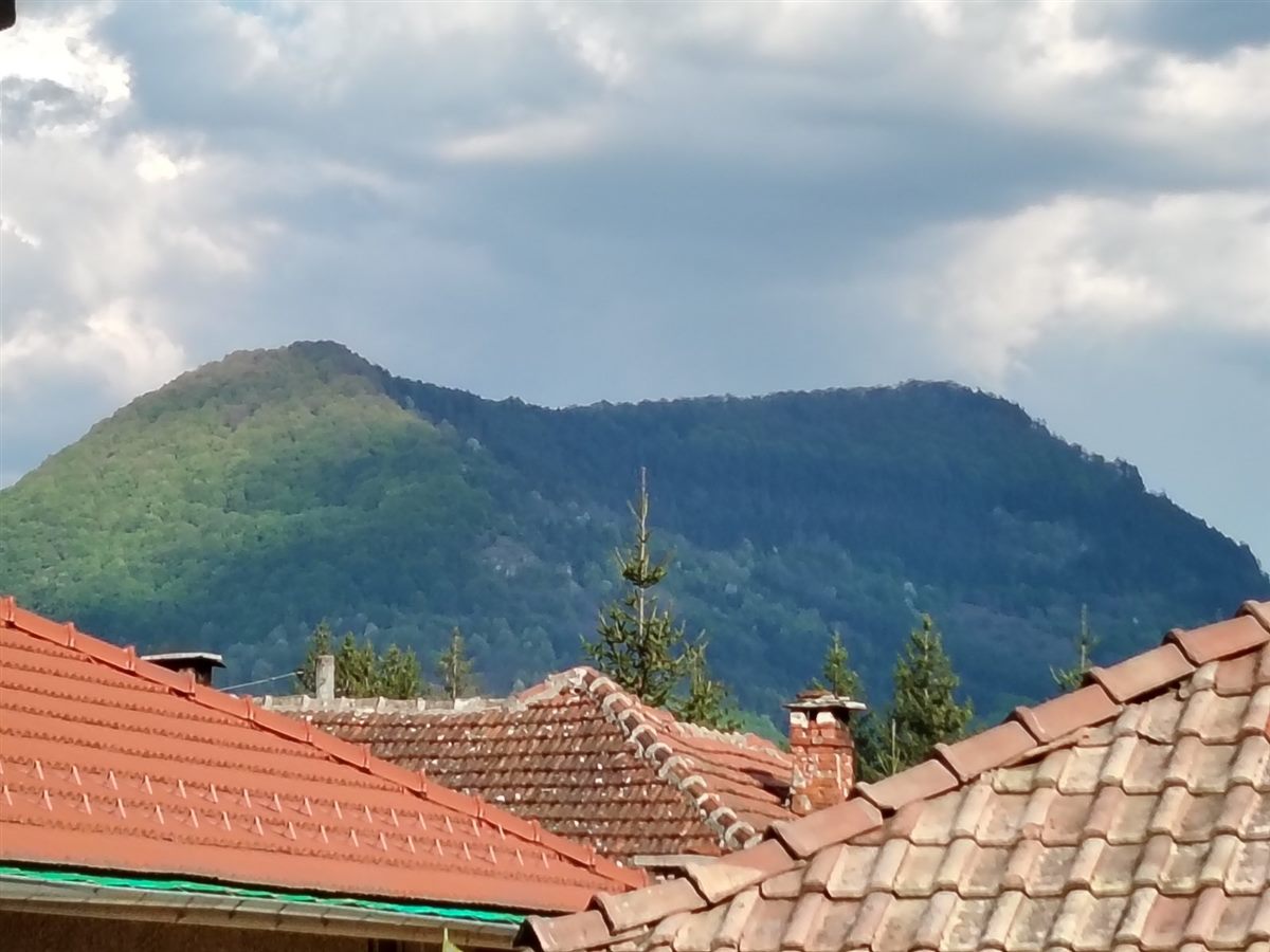 Планината над кв. Острец в Априлци